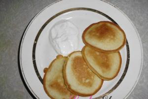 Resep langkah demi langkah untuk membuat pancake dengan krim asam dengan foto