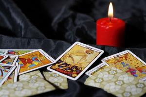 La signification du Trois de Pentacles dans les dispositions de tarot et sa combinaison avec d'autres cartes