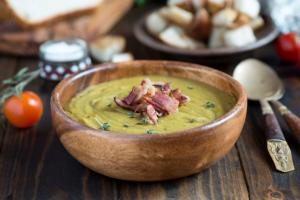 Як варити гороховий суп зі свининою та копченостями?
