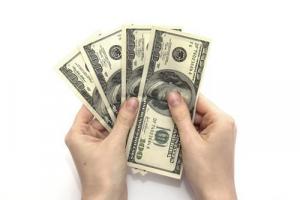 Cum să plătești corect după o conspirație De ce oamenii aruncă banii la răscruce
