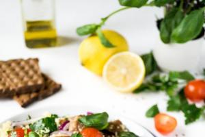 Salad dengan couscous: hidangan sehat dan tidak biasa